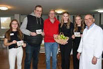 Zum Internationalen Tag der Diätassistentin hat unsere Fachschule für Diätassistenz wieder vielseitiges Informationsangebot in Haus 1 präsentier. An zwei Ständen wurden Patienten:Innen, Besucher:Innen und Mitarbeiter:Innen von Auszubildenden über den Beruf und Thema Ernährungs-Prävention informiert. Für alle, die vorbeigekommen sind, gab es eine kleine Überraschung, verteilt von den Auszubildenden des Unterkurses. Auch auf allen Stationen haben unsere Auszubildenden kleine Überraschungen verteilt.